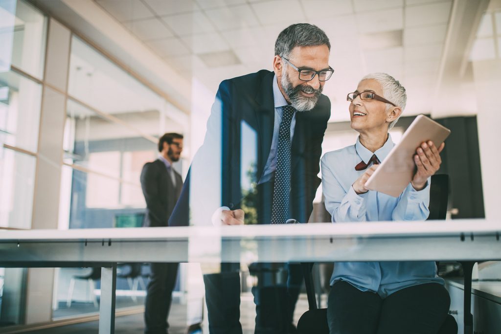 אסטרטגיות מיסוי מותאמת אישית עבורך- אנשים מסתכלים על טאבלט